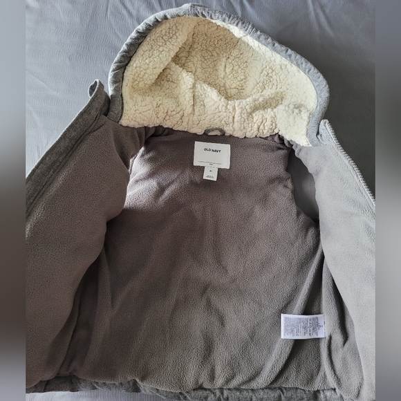 Old Navy Child's Puffer Vest - Gray, Sz 4T - Like New - Picture 4 of 7